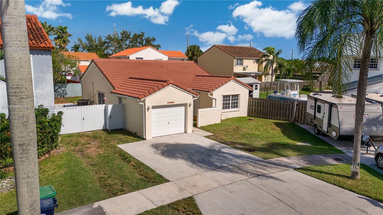 For Sale: $535,000 (3 beds, 3 baths, 1258 Square Feet)