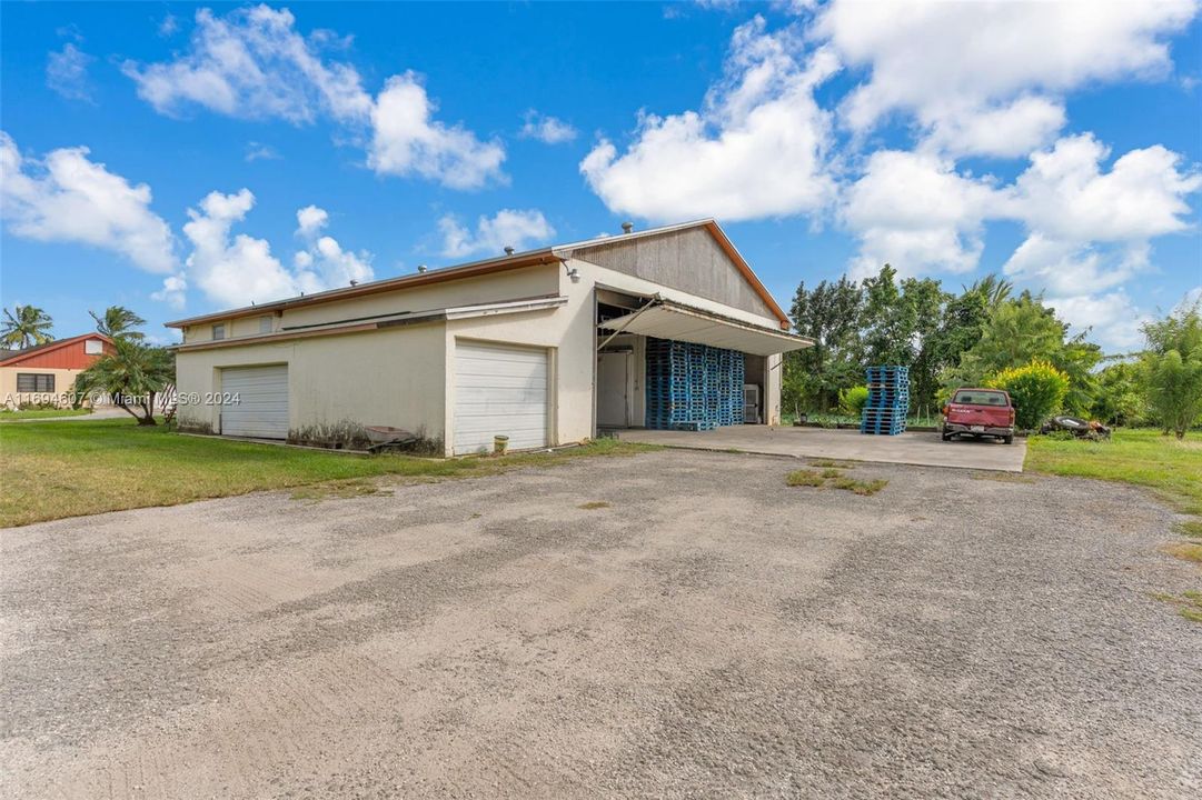 FORMER PLANE HANGER W LIFTS...BLD UTILIZED NOW AS WAREHOUSE WITH WALK IN COOLER FOR FRUIT CAN BE RECONVERTED. 1 BEDROOM APT /OFFICES ON 2ND LEVEL.