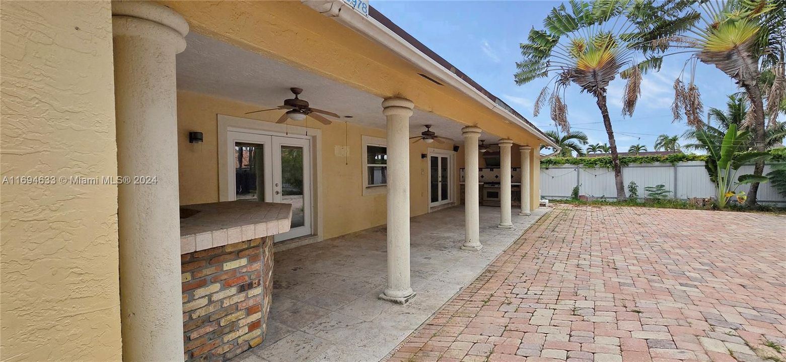 En Venta: $699,900 (4 camas, 3 baños, 3384 Pies cuadrados)