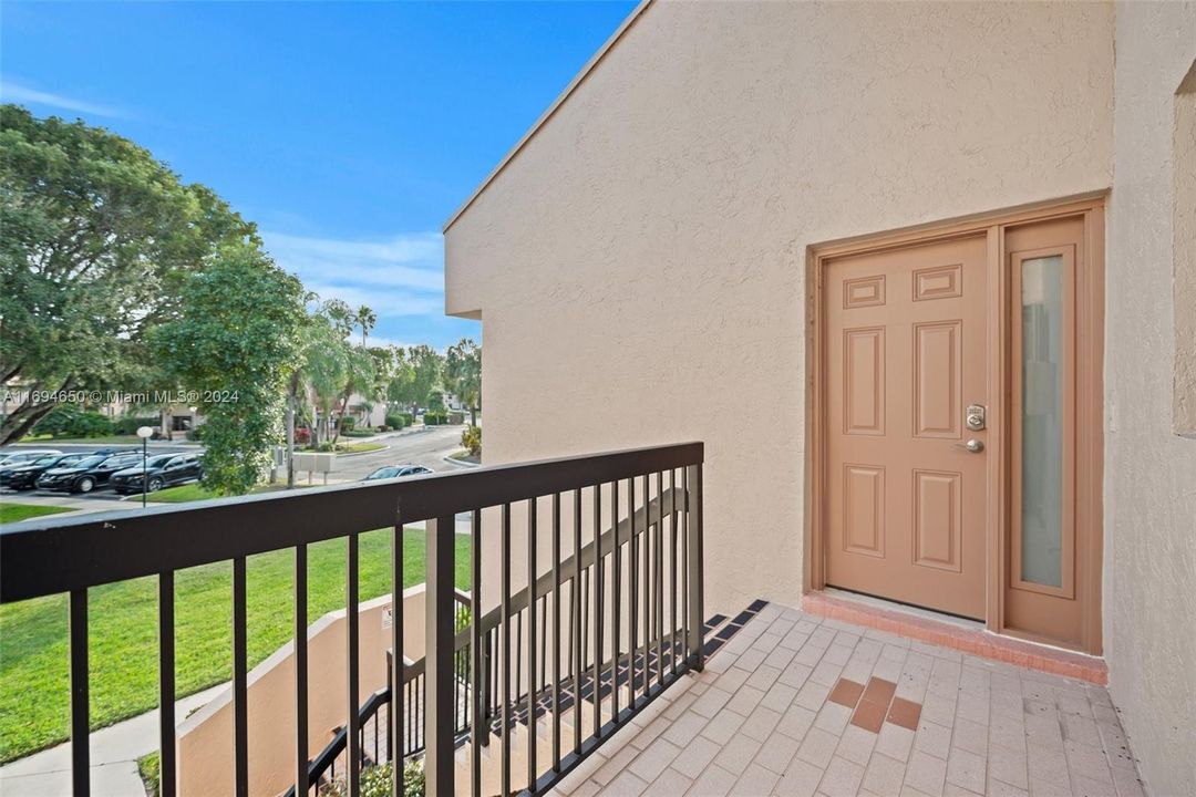 For Sale: $265,000 (2 beds, 2 baths, 978 Square Feet)