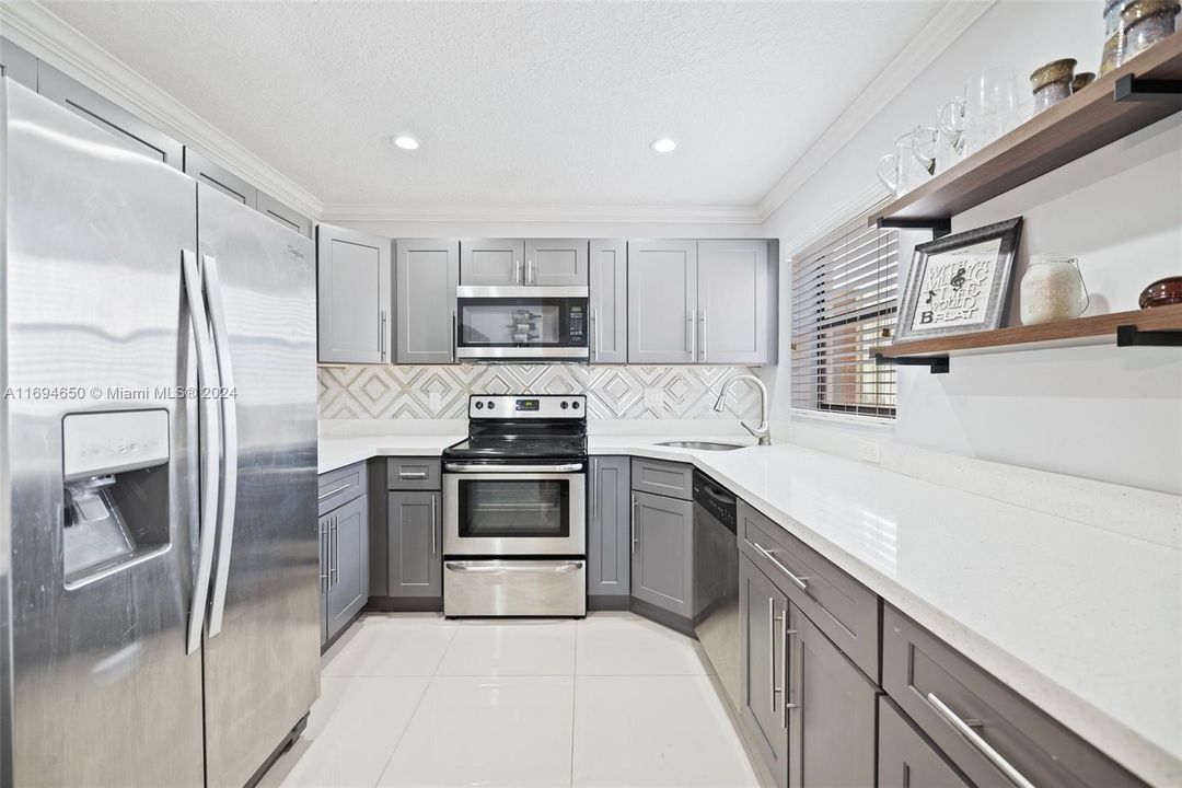 For Sale: $265,000 (2 beds, 2 baths, 978 Square Feet)