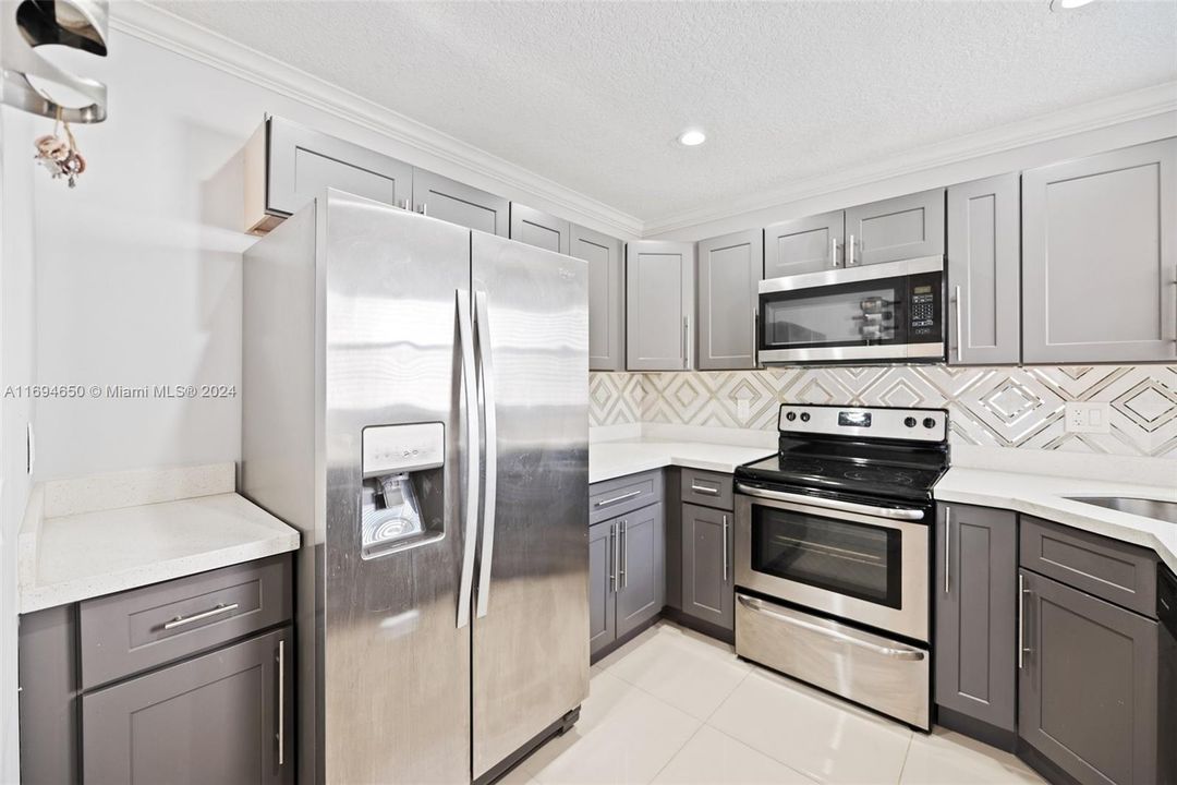 For Sale: $265,000 (2 beds, 2 baths, 978 Square Feet)