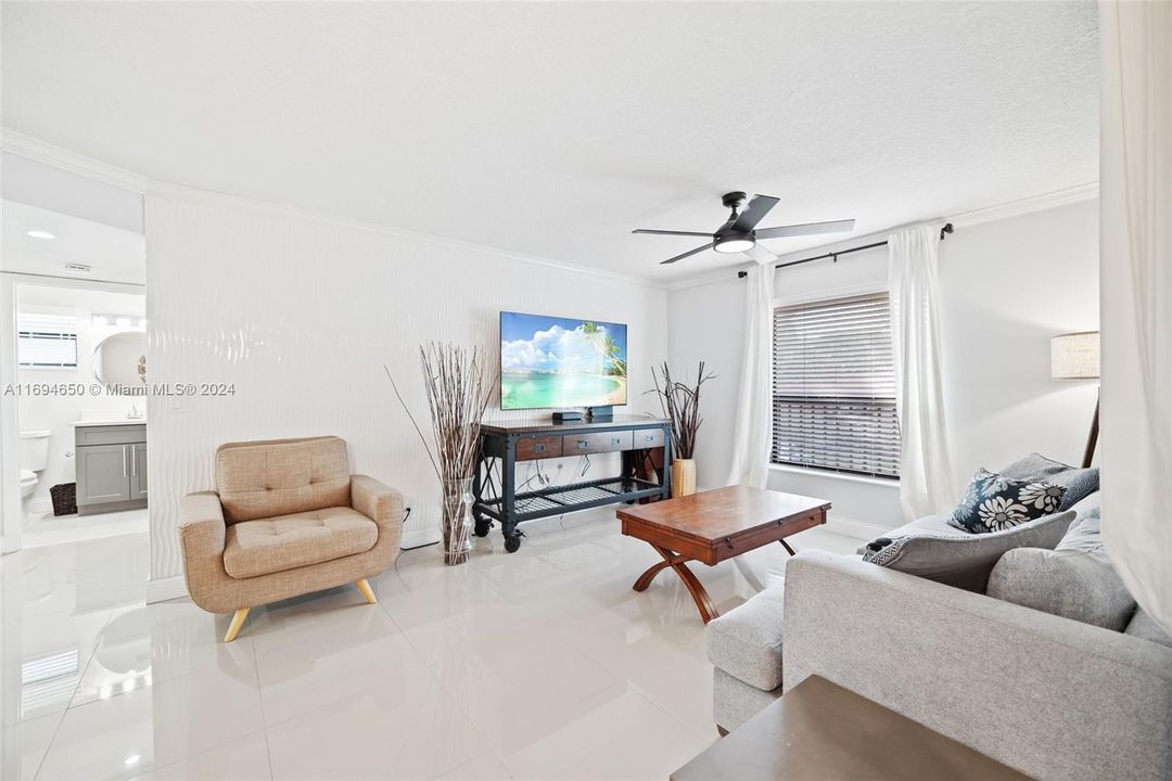 For Sale: $265,000 (2 beds, 2 baths, 978 Square Feet)