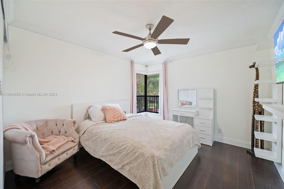 For Sale: $265,000 (2 beds, 2 baths, 978 Square Feet)