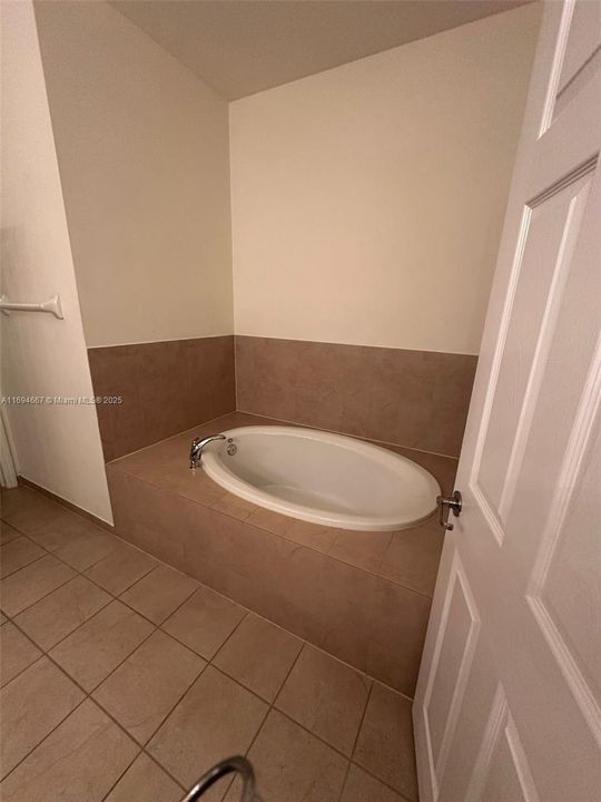 Recently Sold: $545,000 (5 beds, 3 baths, 3196 Square Feet)