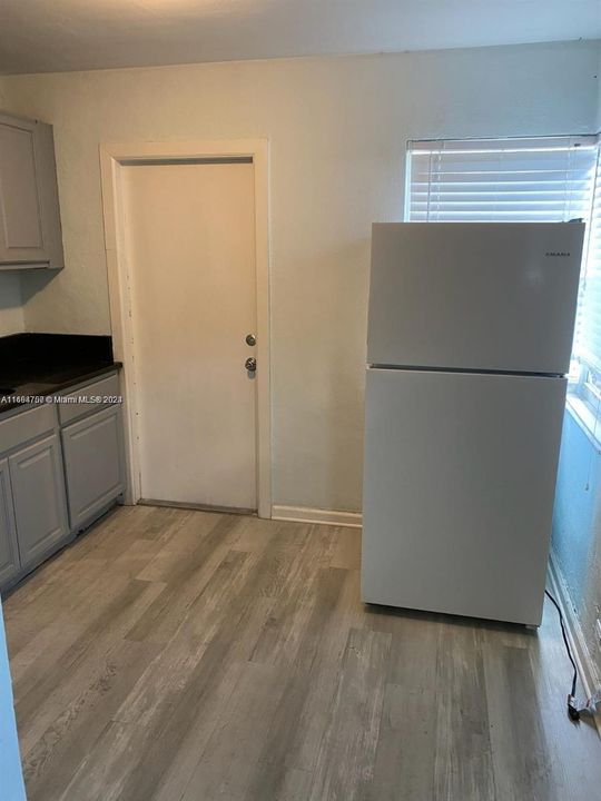 For Rent: $1,900 (2 beds, 1 baths, 700 Square Feet)