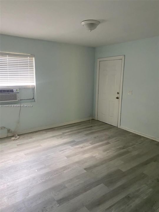 For Rent: $1,900 (2 beds, 1 baths, 700 Square Feet)