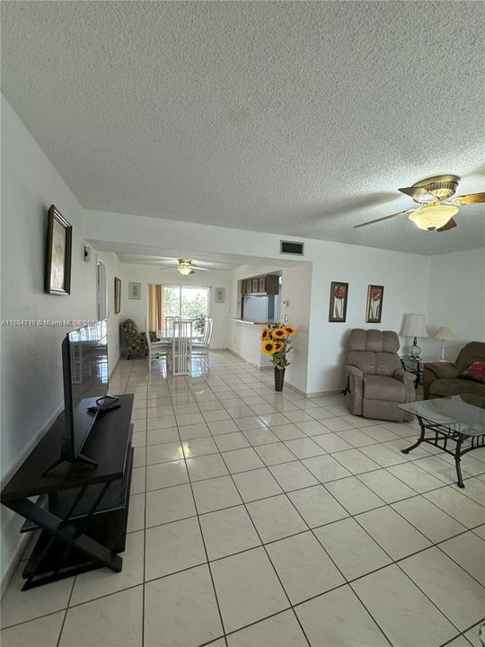 Active With Contract: $1,900 (1 beds, 1 baths, 1067 Square Feet)