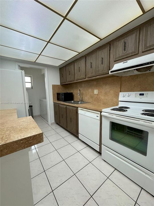 Active With Contract: $1,900 (1 beds, 1 baths, 1067 Square Feet)