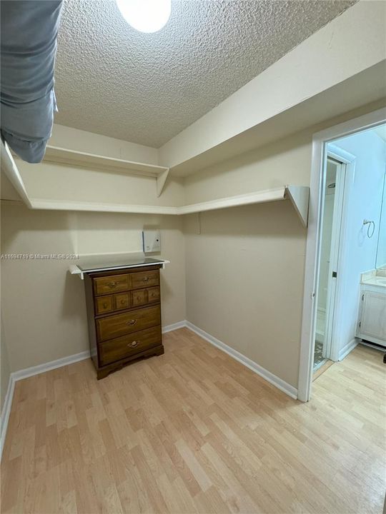 Active With Contract: $1,900 (1 beds, 1 baths, 1067 Square Feet)