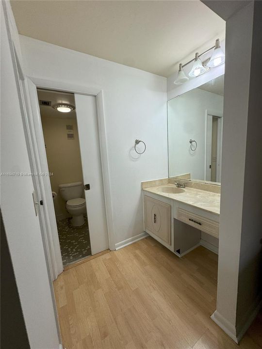 Active With Contract: $1,900 (1 beds, 1 baths, 1067 Square Feet)