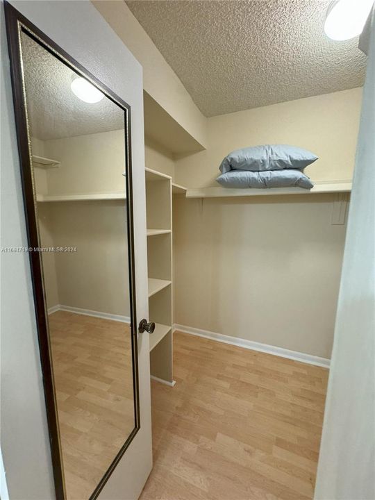 Active With Contract: $1,900 (1 beds, 1 baths, 1067 Square Feet)