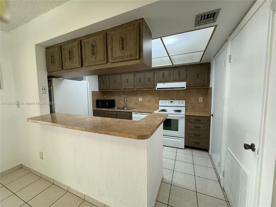 Active With Contract: $1,900 (1 beds, 1 baths, 1067 Square Feet)