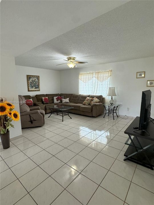 Active With Contract: $1,900 (1 beds, 1 baths, 1067 Square Feet)