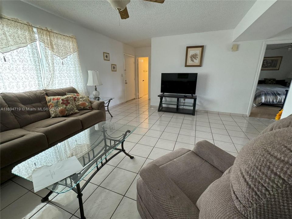 Active With Contract: $1,900 (1 beds, 1 baths, 1067 Square Feet)