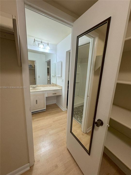 Active With Contract: $1,900 (1 beds, 1 baths, 1067 Square Feet)