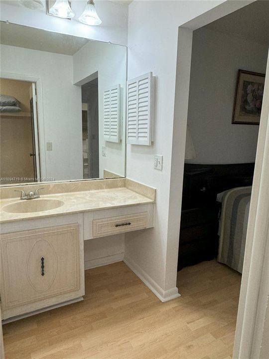 Active With Contract: $1,900 (1 beds, 1 baths, 1067 Square Feet)