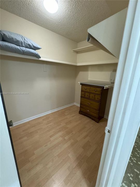 Active With Contract: $1,900 (1 beds, 1 baths, 1067 Square Feet)