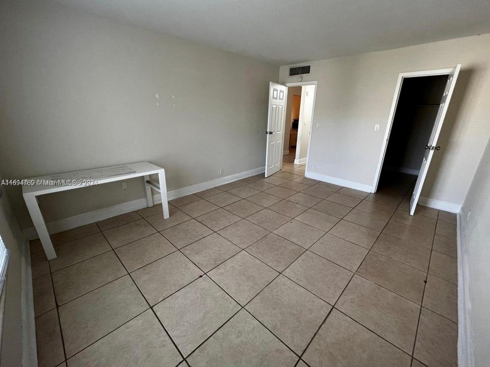 For Sale: $262,000 (1 beds, 1 baths, 810 Square Feet)