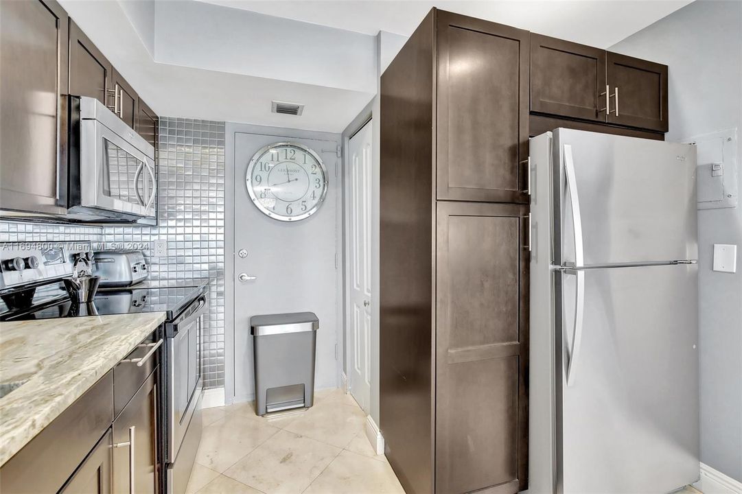 For Sale: $295,000 (1 beds, 1 baths, 850 Square Feet)