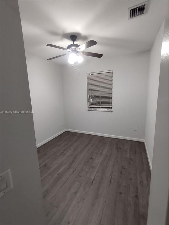 For Rent: $1,400 (1 beds, 1 baths, 300 Square Feet)