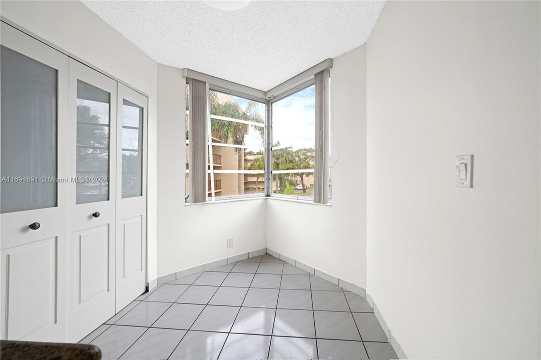 Breakfast area, Laundry room