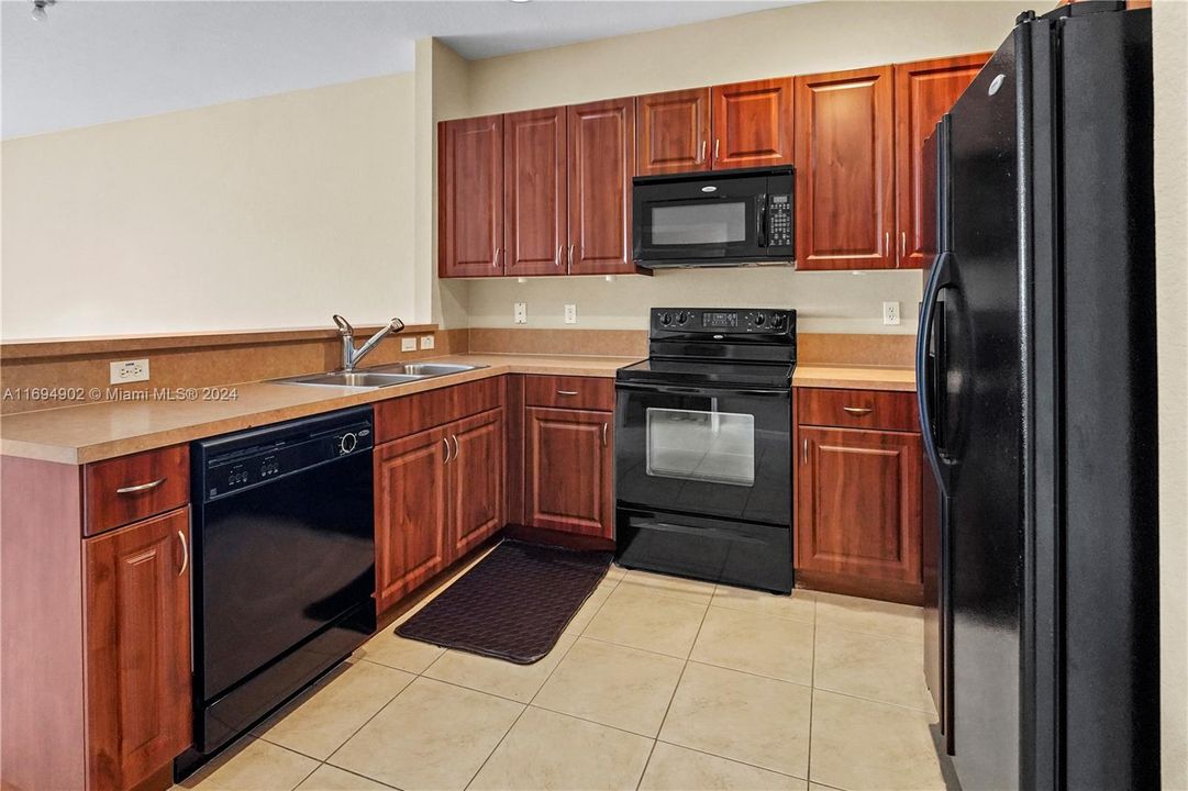 For Sale: $335,000 (2 beds, 1 baths, 1096 Square Feet)