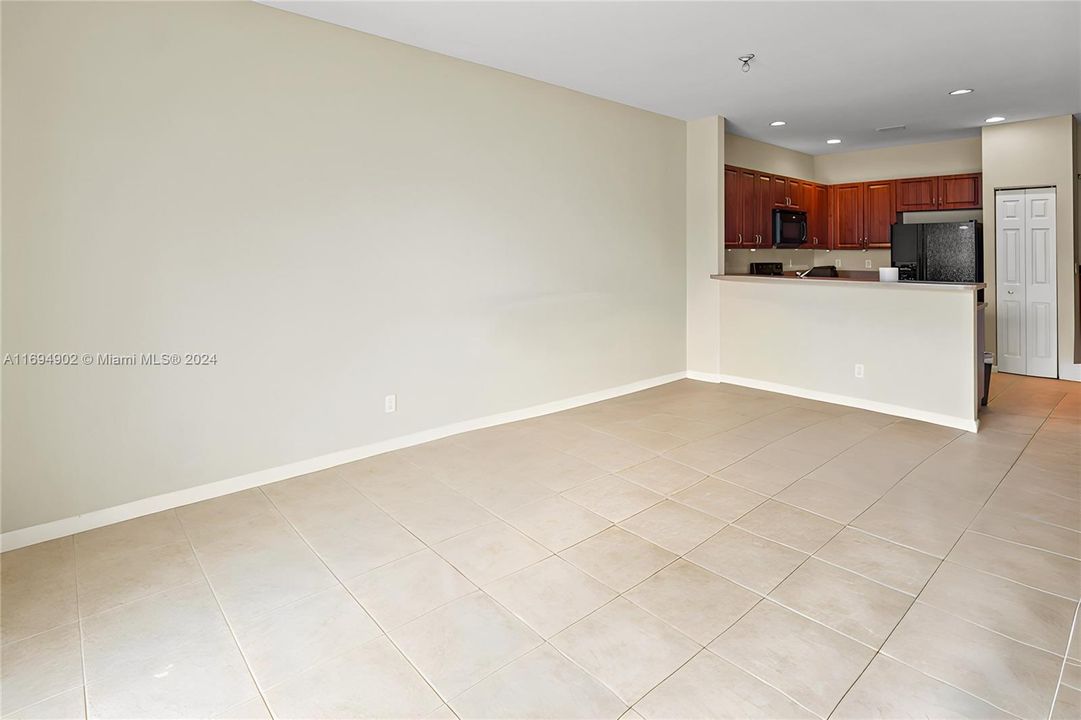 For Sale: $335,000 (2 beds, 1 baths, 1096 Square Feet)