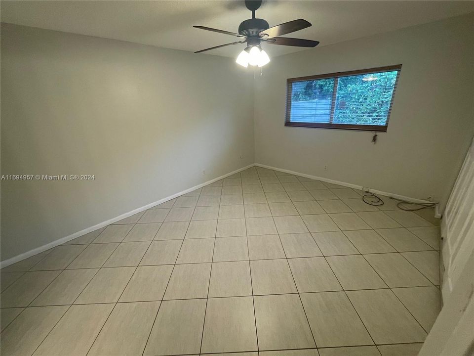 For Rent: $1,675 (1 beds, 1 baths, 700 Square Feet)