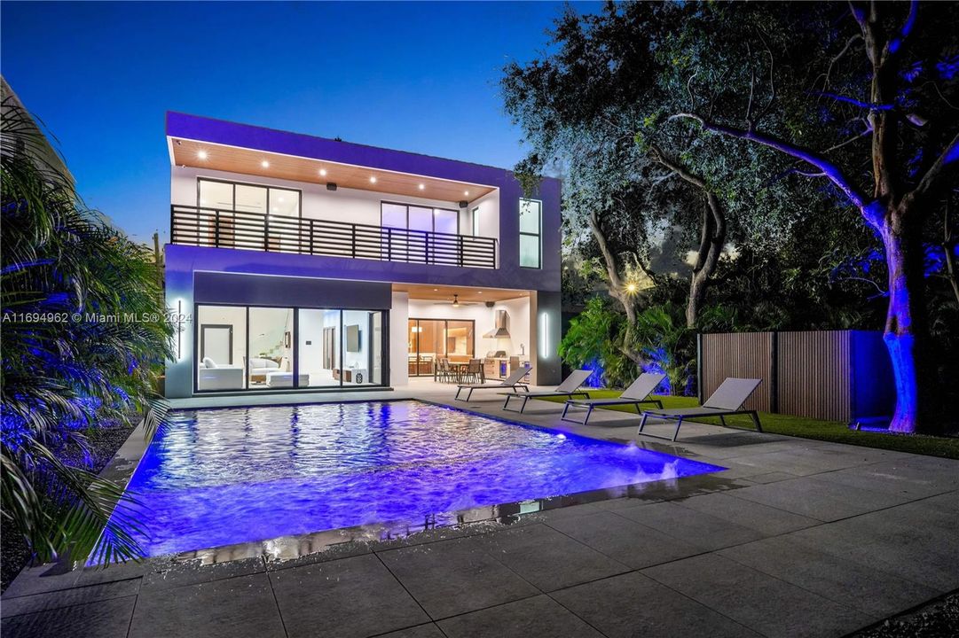 For Sale: $3,799,000 (5 beds, 5 baths, 1006 Square Feet)