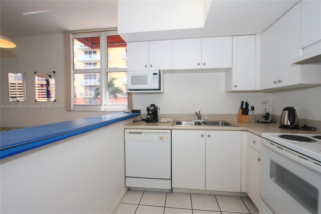 For Sale: $415,000 (2 beds, 2 baths, 914 Square Feet)