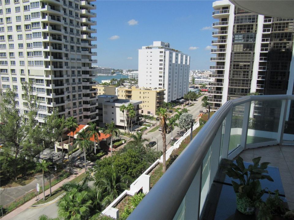 For Sale: $1,600,000 (2 beds, 2 baths, 1322 Square Feet)