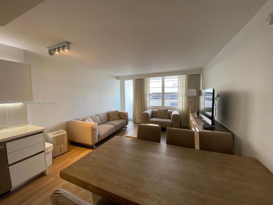 For Sale: $1,100,000 (2 beds, 2 baths, 1130 Square Feet)