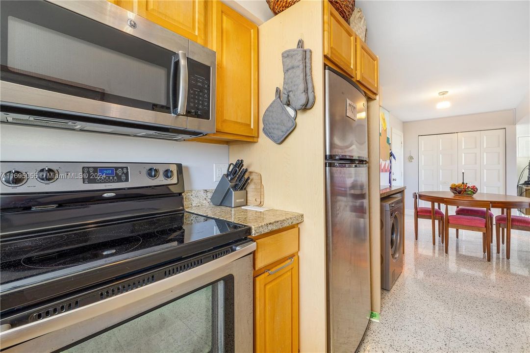 KITCHEN W/ S/S APPLIANCES.....COOK, BAKE AND SERVE RIGHT IN THE NEAR DINING AREA!