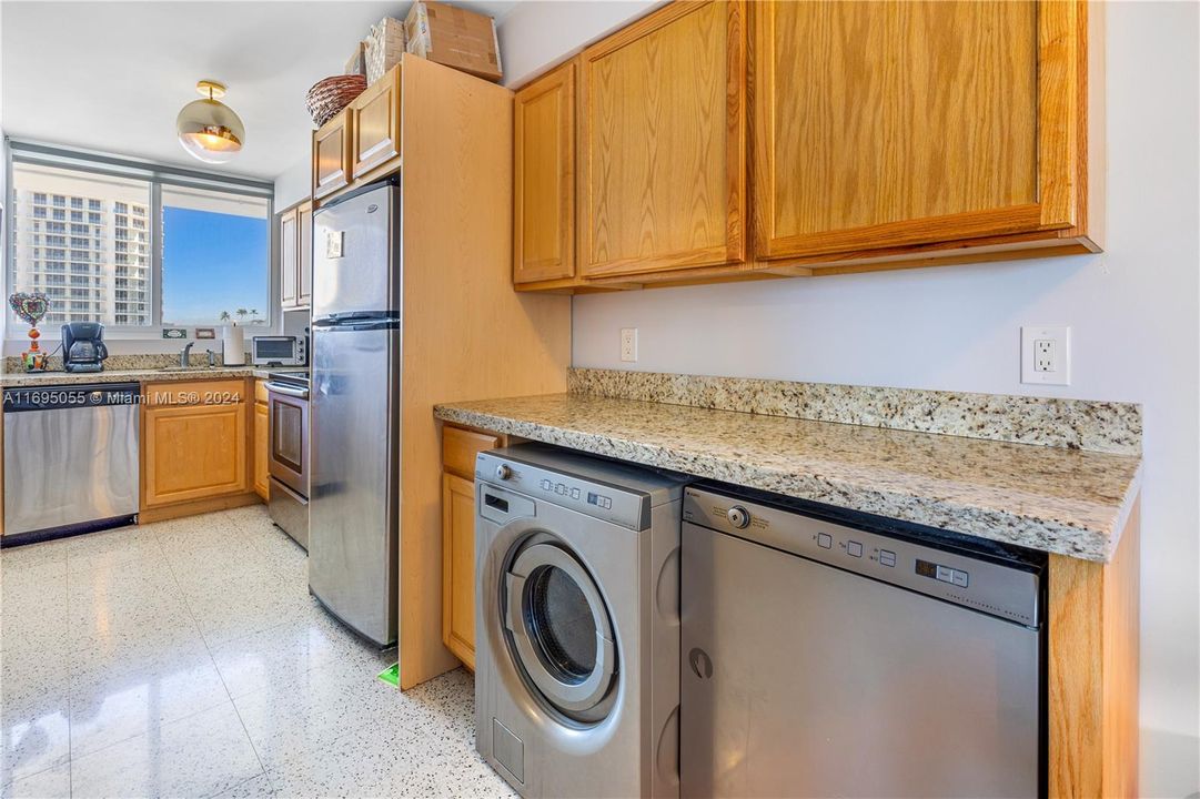 GRANITE COUNTERS/WASHER AND DRYER INSIDE UNIT.....NO NEED TO USE THE COMMON LAUNDRY AREA...OCEAN VIEWS THROUGH THE KITCHEN WINDOW!