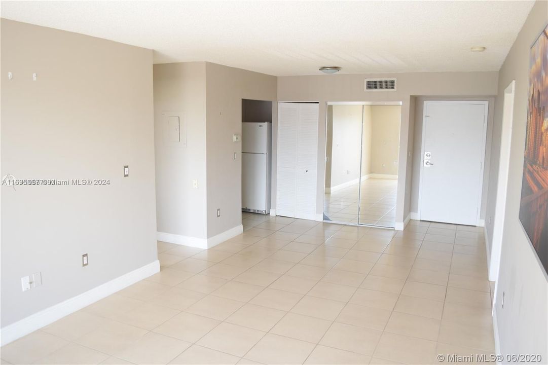 For Rent: $2,400 (2 beds, 2 baths, 1012 Square Feet)