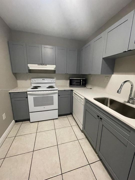 For Rent: $2,400 (2 beds, 2 baths, 1012 Square Feet)