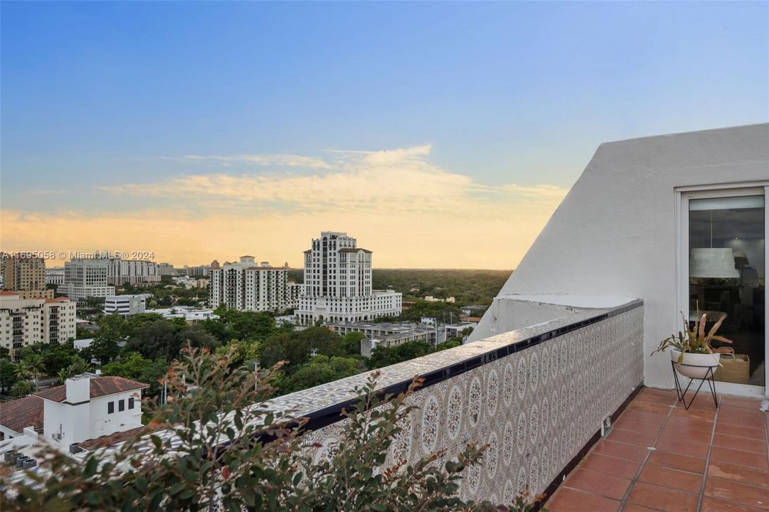 Recently Sold: $999,000 (2 beds, 3 baths, 1920 Square Feet)