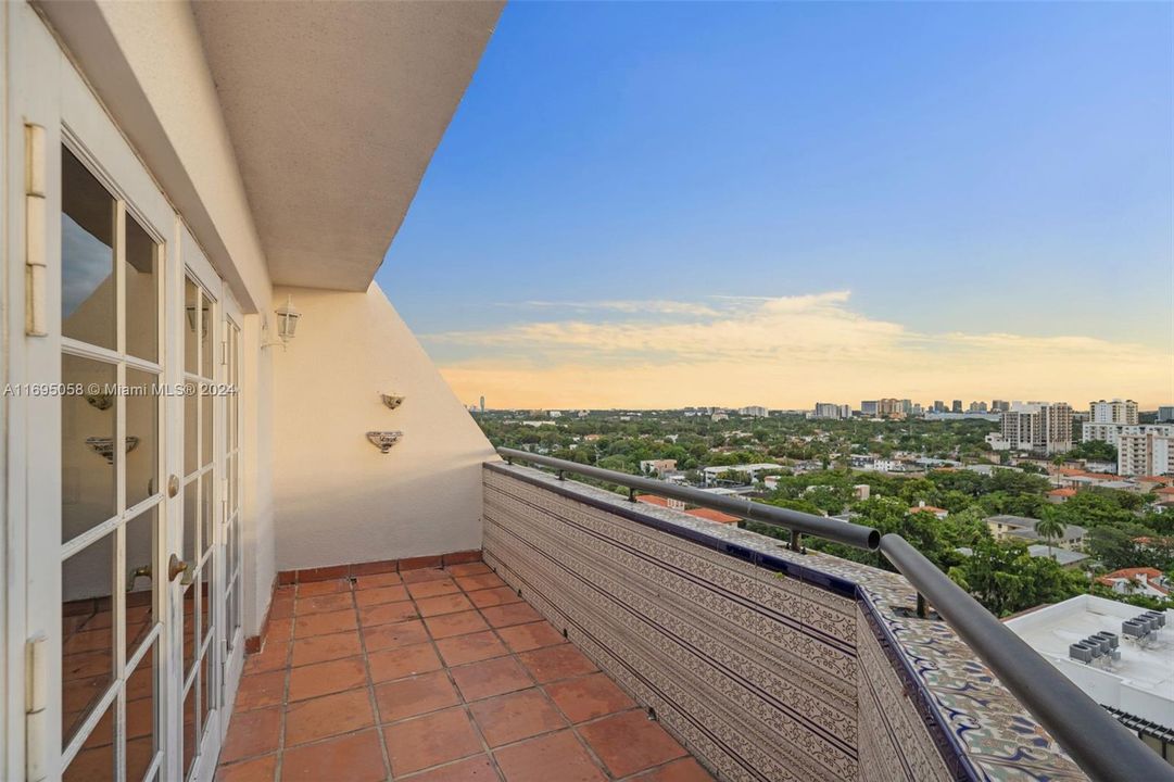 Recently Sold: $999,000 (2 beds, 3 baths, 1920 Square Feet)