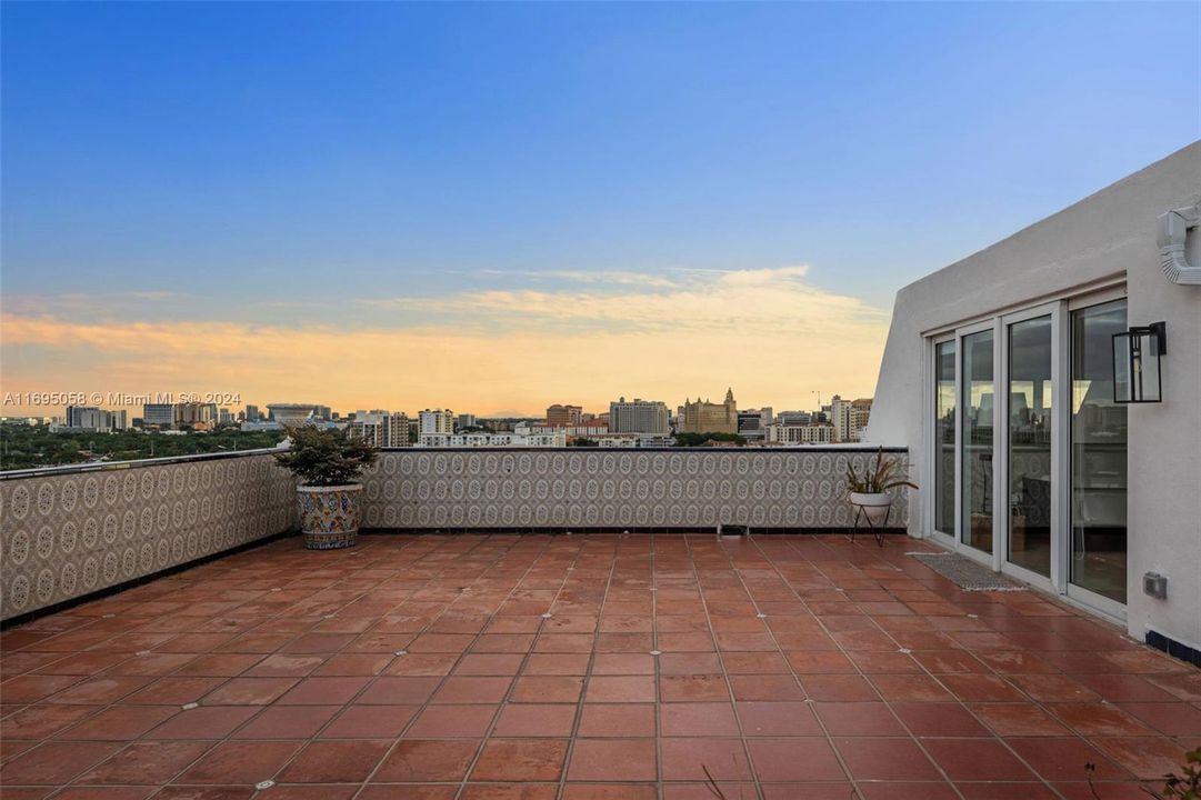 Recently Sold: $999,000 (2 beds, 3 baths, 1920 Square Feet)