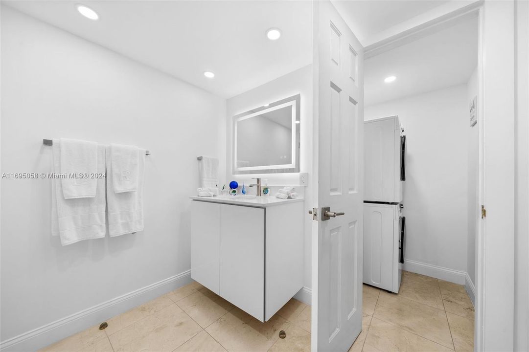 Recently Sold: $999,000 (2 beds, 3 baths, 1920 Square Feet)