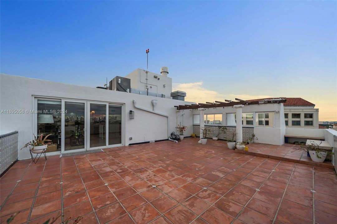 Recently Sold: $999,000 (2 beds, 3 baths, 1920 Square Feet)