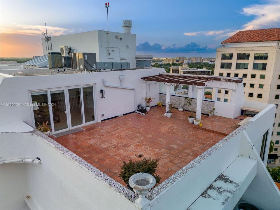 Recently Sold: $999,000 (2 beds, 3 baths, 1920 Square Feet)