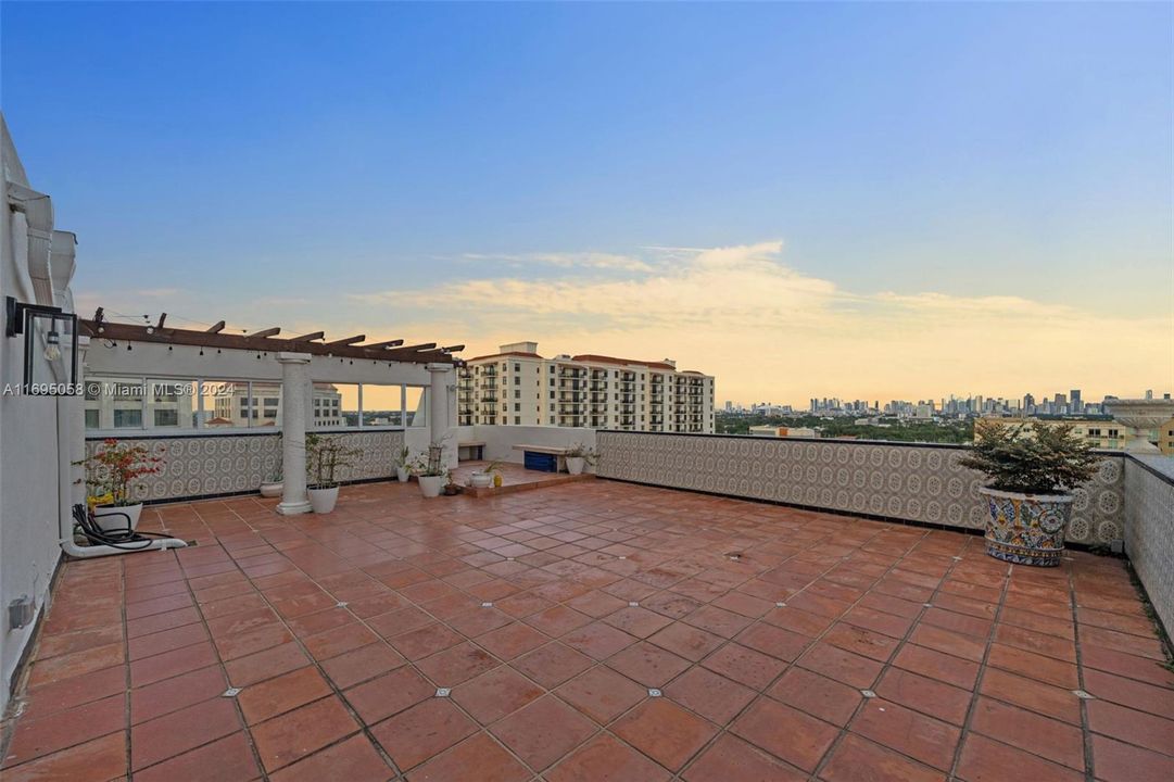 Recently Sold: $999,000 (2 beds, 3 baths, 1920 Square Feet)
