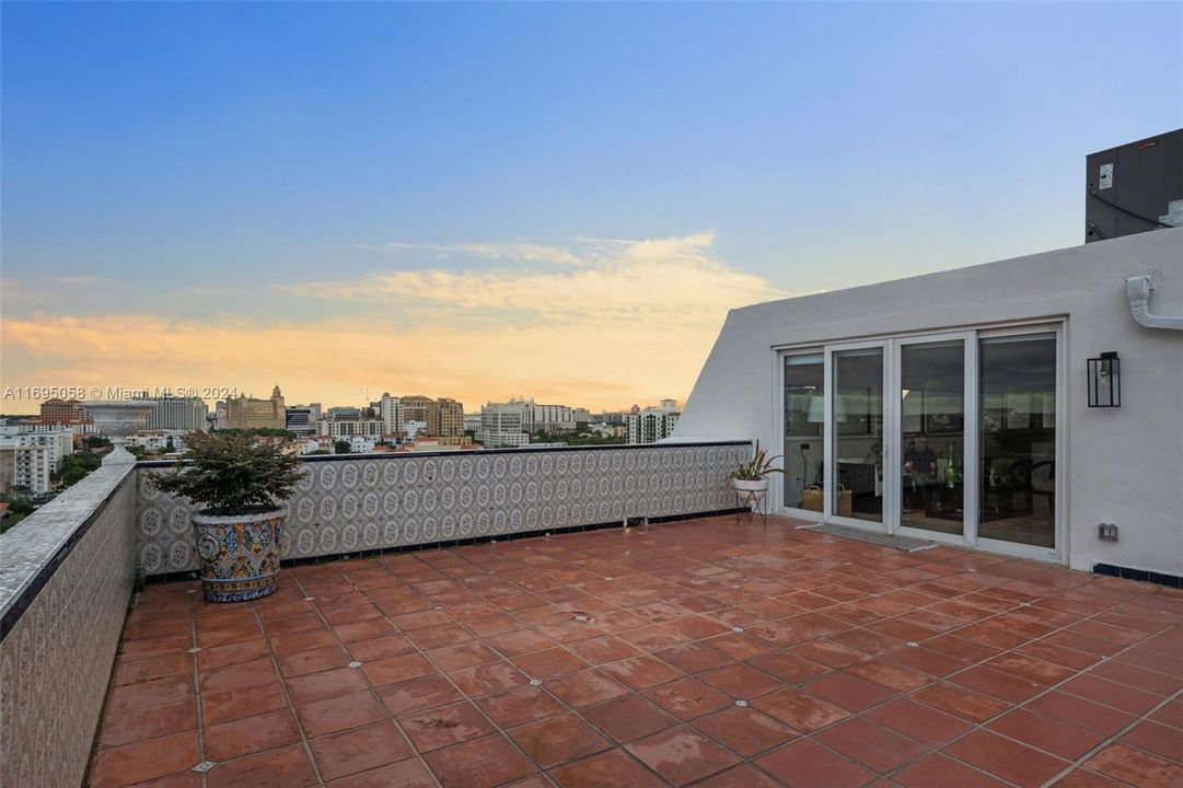 Recently Sold: $999,000 (2 beds, 3 baths, 1920 Square Feet)