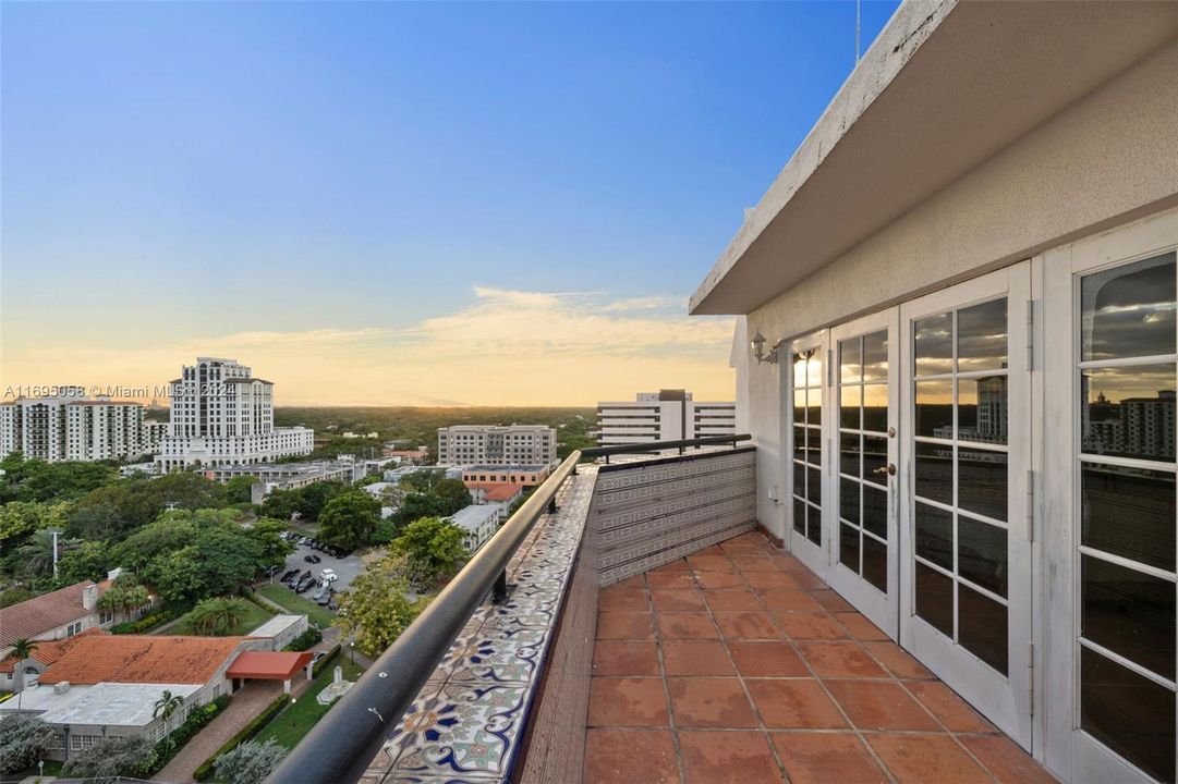 Recently Sold: $999,000 (2 beds, 3 baths, 1920 Square Feet)