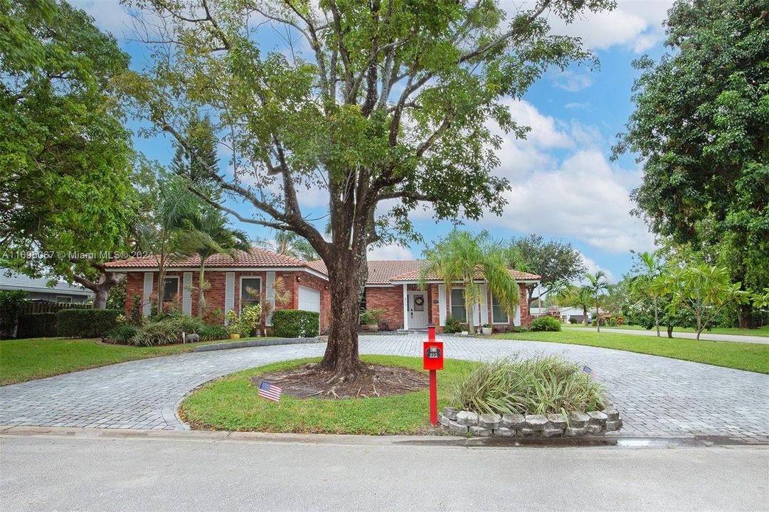 For Sale: $729,000 (3 beds, 2 baths, 2087 Square Feet)