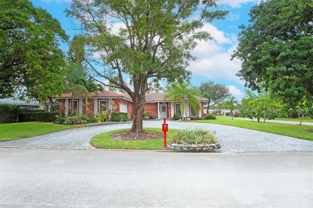 For Sale: $729,000 (3 beds, 2 baths, 2087 Square Feet)