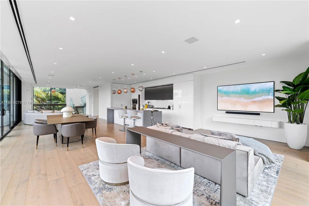 For Sale: $8,695,000 (5 beds, 6 baths, 5642 Square Feet)