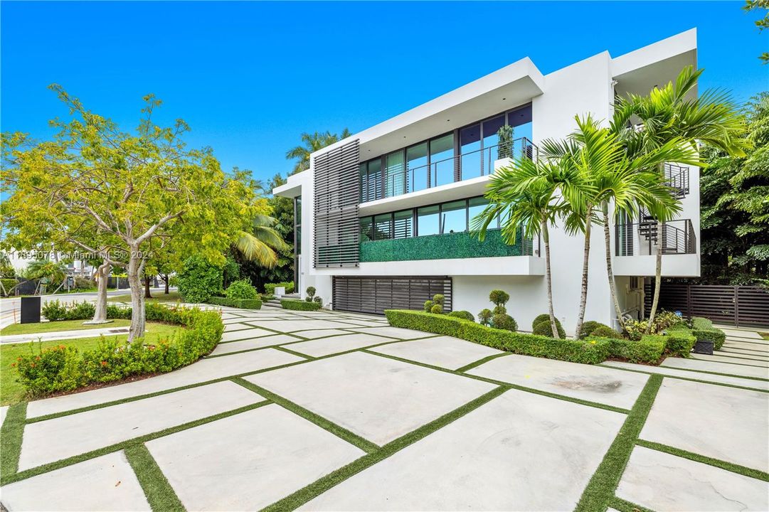 For Sale: $8,695,000 (5 beds, 6 baths, 5642 Square Feet)